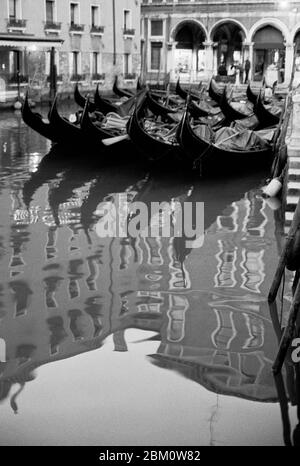 GONDOLES À VENISE ITALIE - VENEZIA ITALIA - IMAGE EN ARGENT NOIR ET BLANC © FRÉDÉRIC BEAUMONT Banque D'Images