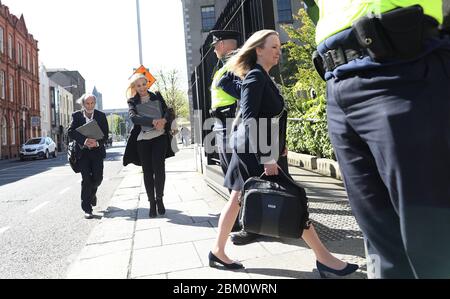 John Waters (à gauche) et Gemma O'Doherty (à droite) arrivent à la haute Cour de Dublin, où ils cherchent à avoir plusieurs textes de loi récemment adoptés, introduits en raison de la pandémie de Covid-19, écrasé par un juge. Banque D'Images