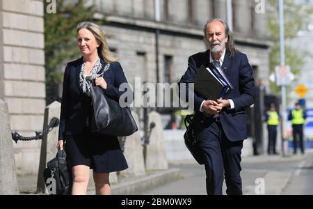 John Waters (à droite) et Gemma O'Doherty arrivent à la haute Cour de Dublin, où ils cherchent à avoir plusieurs textes de loi récemment adoptés, introduits en raison de la pandémie de Covid-19, écrasé par un juge. Banque D'Images