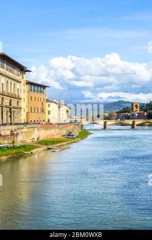 Paysage urbain de Florence, Toscane, Italie photographié du célèbre Ponte Vecchio. Bâtiments historiques, dont la Galleria degli Uffizi le long de la rivière Arno. Photo verticale. Banque D'Images