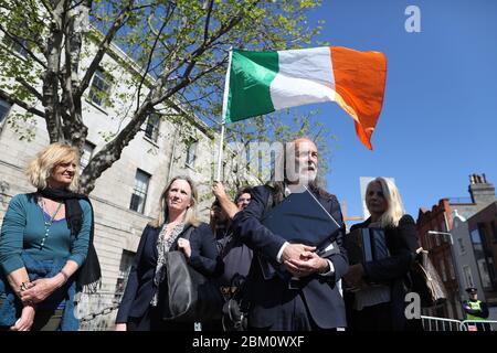 John Waters (deuxième à droite) et Gemma O'Doherty (deuxième à gauche) arrivent à la haute Cour de Dublin, où ils cherchent à avoir plusieurs textes de loi récemment adoptés, introduits en raison de la pandémie de Covid-19, écrasé par un juge. Banque D'Images