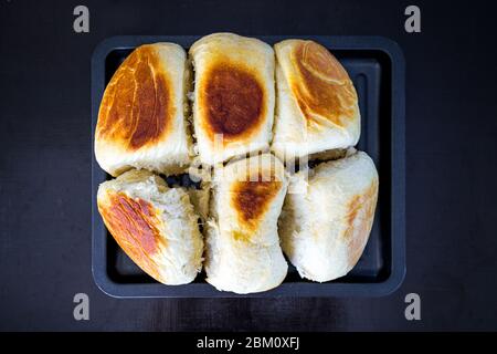 Pain fraîchement cuit sur la plaque du four. Banque D'Images