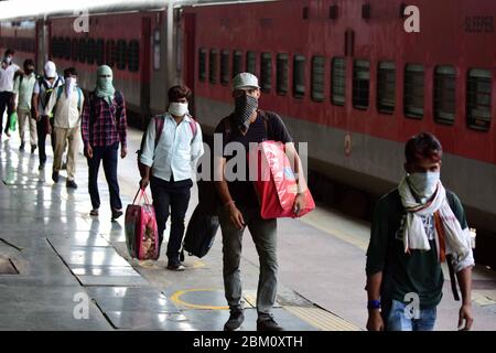 Prayagraj, Uttar Pradesh, Inde. 6 mai 2020. Prayagraj: Les travailleurs migrants bloqués à Gujrat sont arrivés de train spécial pour retourner dans leur ville natale lors d'un confinement imposé par le gouvernement à l'échelle nationale comme mesure préventive contre le coronavirus COVID-19, à Prayagraj, le 6 mai 2020. Credit: Prabhat Kumar Verma/ZUMA Wire/Alamy Live News Banque D'Images