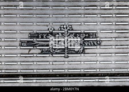 Œuvres d'art de Ben Wilson qui peint sur des gommes à mâcher jetés sur Millennium Bridge, Londres, Royaume-Uni Banque D'Images