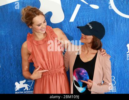 VENISE, ITALIE - SEPTEMBRE 06 : Suki Waterhouse et Ana Lily Amirpour assistent à un photocall pour le Bad Batch lors du 73e Festival du film de Venise Banque D'Images