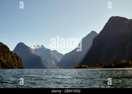 Paysage du Milford Sound par temps clair, parc national Fiordland. Banque D'Images