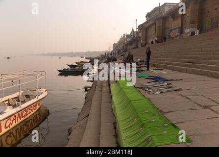 Les gens sèchent vibrant, coloré Blanchisserie sur les Ghâts du Gange à Varanasi, Inde. Banque D'Images