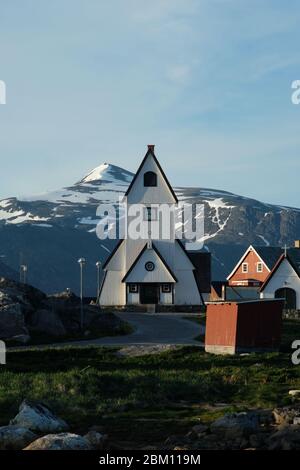 Église de nanortalik dans la lumière du soir Banque D'Images