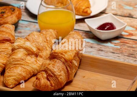 Petit déjeuner continental avec croissants sur table rustique Banque D'Images