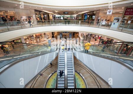 Dresde, Allemagne. 06e mai 2020. Les visiteurs du centre commercial Altmarkt-Galerie se trouvent sur un escalier mécanique. Dans l'État libre, les centres commerciaux ont été autorisés à ouvrir à nouveau depuis 05.05.2020. Credit: Sebastian Kahnert/dpa-Zentralbild/dpa/Alay Live News Banque D'Images