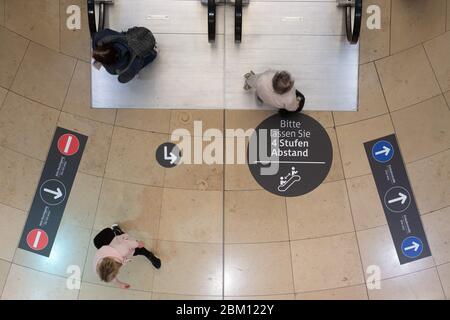 Dresde, Allemagne. 06e mai 2020. Les visiteurs du centre commercial Altmarkt-Galerie doivent passer plusieurs panneaux sur un escalier mécanique. Dans l'État libre de Bavière, les centres commerciaux ont été autorisés à ouvrir à nouveau depuis 05.05.2020. Credit: Sebastian Kahnert/dpa-Zentralbild/dpa/Alay Live News Banque D'Images