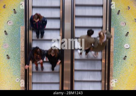 Dresde, Allemagne. 06e mai 2020. Les visiteurs du centre commercial Altmarkt-Galerie se trouvent sur un escalier mécanique. Dans l'État libre, les centres commerciaux ont été autorisés à ouvrir à nouveau depuis 05.05.2020. (Tourné avec une exposition longue durée) Credit: Sebastian Kahnert/dpa-Zentralbild/dpa/Alay Live News Banque D'Images