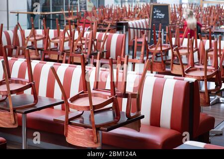 Dresde, Allemagne. 06e mai 2020. Des chaises de restaurant sont disposées sur les tables du centre commercial Altmarkt-Galerie. Dans l'État libre, les centres commerciaux ont été autorisés à ouvrir à nouveau depuis 05.05.2020. Credit: Sebastian Kahnert/dpa-Zentralbild/dpa/Alay Live News Banque D'Images