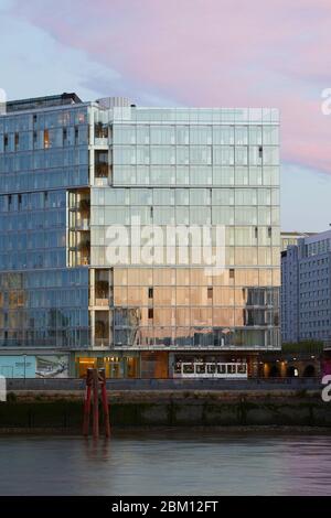 Vue extérieure de l'autre côté de la Tamise. Circus West Village - Battersea Power Station, Londres, Royaume-Uni. Architecte: Simpsonhaugh, 2018. Banque D'Images