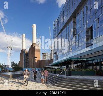 Façade extérieure. Circus West Village - Battersea Power Station, Londres, Royaume-Uni. Architecte: Simpsonhaugh, 2018. Banque D'Images