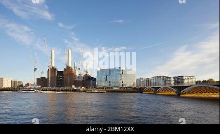 Façade extérieure vue sur la Tamise. Circus West Village - Battersea Power Station, Londres, Royaume-Uni. Architecte: Simpsonhaugh, 2018. Banque D'Images