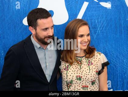 VENISE, ITALIE - SEPTEMBRE 07 : Pablo Larrain et Natalie Portman assistent à une séance photo pour 'Jackie' lors du 73e Festival du film de Venise Banque D'Images