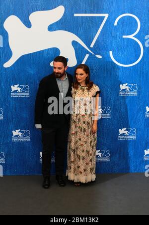 VENISE, ITALIE - SEPTEMBRE 07 : Pablo Larrain et Natalie Portman assistent à une séance photo pour 'Jackie' lors du 73e Festival du film de Venise Banque D'Images