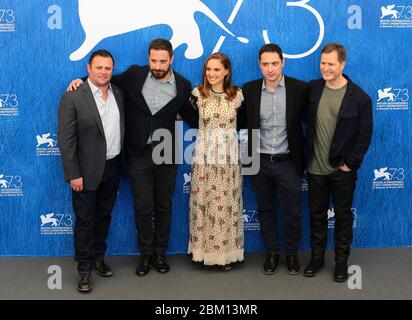 VENISE, ITALIE - SEPTEMBRE 07 : Scott Franklin, Pablo Larrain, Natalie Portman, Juan de Dios Larrain et Mickey Liddell assistent à une séance photo pour 'Jackie' Banque D'Images