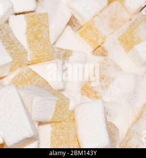 Lokum le "délice turc", célèbre dessert sucré d'Istanbul, confiserie. Une mise en valeur de couleur rose et blanche sur le comptoir pendant le festival de la cuisine de rue Banque D'Images