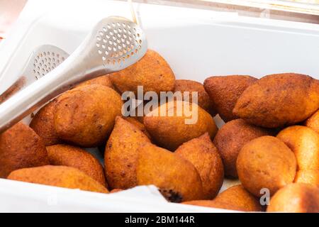 Içli Köfte (méatball farci turc) pendant le festival de la cuisine de rue. Pile ou pile d'agneau ou de bœuf haché viande hachée frite en profondeur dans l'huile. Compteur dés. Haut Banque D'Images