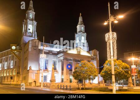 Le Leeds Civic Hall de nuit à Noël est illuminé par des lumières festives Banque D'Images