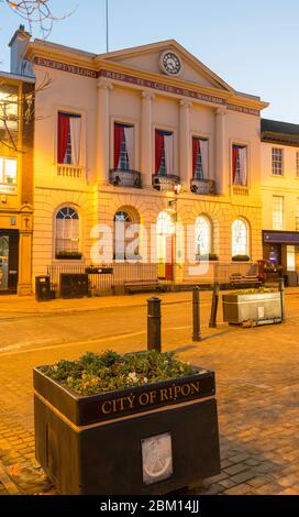 Vue en soirée de l'hôtel de ville de Ripon, dans le North Yorkshire Banque D'Images