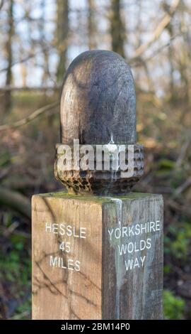 Marqueur de distance sur le sentier longue distance de la piste de Yorkshire Wolds Way Banque D'Images