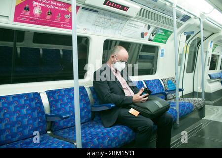 LONDRES, le 6 mai 2020. ROYAUME-UNI. Peu de personnes voyageant sur le métro de Londres portant des masques médicaux comme protection contre le covid-19. Le nombre de décès par coronavirus au Royaume-Uni a augmenté pour devenir le plus élevé d'Europe. Crédit : amer ghazzal/Alay Live News Banque D'Images