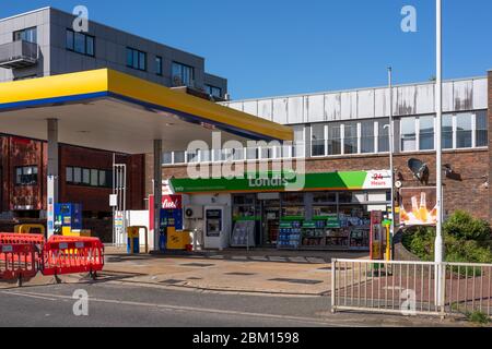 EAST GRINSTEAD, WEST SUSSEX/UK - MAI 5 : ouverture de la station-service pendant la pandémie du coronavirus à East Grinstead le 5 mai 2020 Banque D'Images