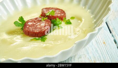 Dubarry Potage au chorizo croustillant, soupe crémeuse de chou-fleur en gros plan Banque D'Images