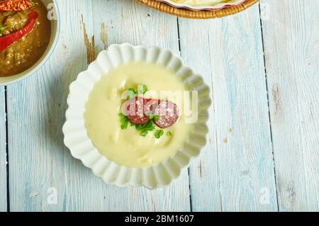 Dubarry Potage au chorizo croustillant, soupe crémeuse de chou-fleur en gros plan Banque D'Images