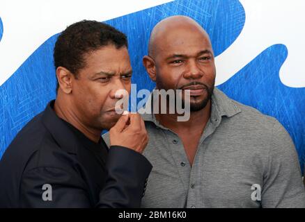 VENISE, ITALIE - SEPTEMBRE 10 : Antoine Fuqua et Denzel Washington assistent à la séance photo pour « les sept magnifiques » Banque D'Images