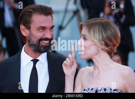 VENISE, ITALIE - SEPTEMBRE 10 : Sonia Bergamasco et Fabrizio Gikuni assistent à la cérémonie de clôture du 73e Festival du film de Venise Banque D'Images