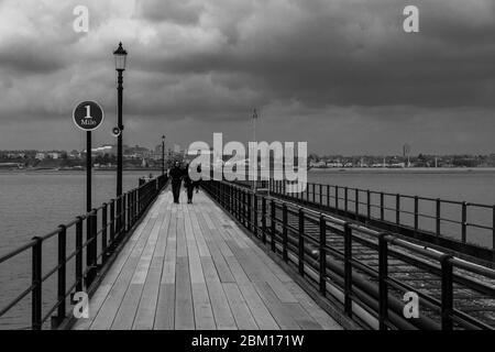 En regardant de nouveau vers Southend depuis le marqueur de mille sur sa jetée, Southend-on-Sea Essex. Avril 2019 Banque D'Images