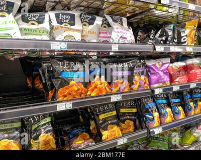 Orlando,FL/USA-5/3/20: Une exposition de chips de pomme de terre, plantain, et manioc dans un magasin d'alimentation Whole Foods Market. Banque D'Images