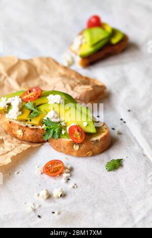 Avocat sur toast plaqué sur fond rustique. Banque D'Images