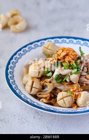 Nouilles de bœuf thaïlandaises dans un bol sur une table rustique. Banque D'Images