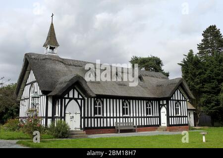 All Saints Church, Little Stretton, Shropshire, Royaume-Uni. Un bâtiment à colombages construit en 1903 - inhabituel pour cette période et classé de grade II Banque D'Images