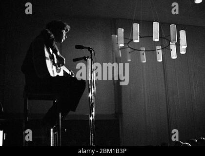 Al Stewart, l’auteur-compositeur-interprète, figure de premier plan dans la renaissance populaire britannique des années 60, se produit au Presco Folk concert organisé au début de l’année universitaire de Bristol en octobre 1968 pour aider à accueillir de nouveaux étudiants au syndicat des étudiants et à les présenter aux salles Anson, accueille de nombreux autres événements, concerts et débats dans les mois à venir. Banque D'Images