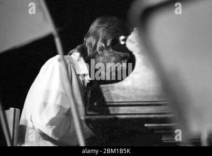 Le pianiste et compositeur de jazz Keith Tippett se produit avec le Keith Tippett Sextet dans les salles Anson de l’Université de Bristol le 10 mars 1970, au cours d’un festival artistique de deux semaines organisé par l’Union étudiante. Keith Tippet était un Britolien et dans les années 60, il était utilisé pour jouer au club de golf à deux pas près de l'université de Bristol sur Park Row. Banque D'Images