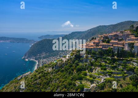 Vue aérienne du village médiéval d'Eze, sur le littoral méditerranéen, paysage et montagnes, Côte d'Azur. France. Banque D'Images