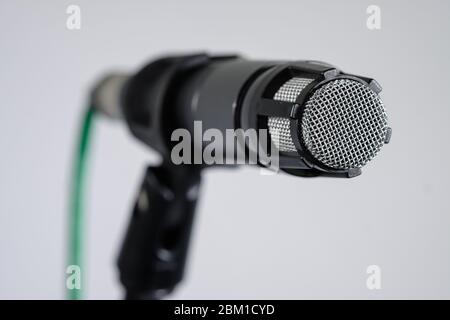 Microphone studio dynamique sur le support Banque D'Images