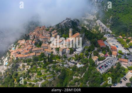 Vue aérienne du village médiéval d'Eze, sur le littoral méditerranéen, paysage et montagnes, Côte d'Azur. France. Banque D'Images