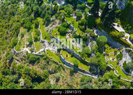 Vue aérienne du village médiéval d'Eze, sur le littoral méditerranéen, paysage et montagnes, Côte d'Azur. France. Banque D'Images