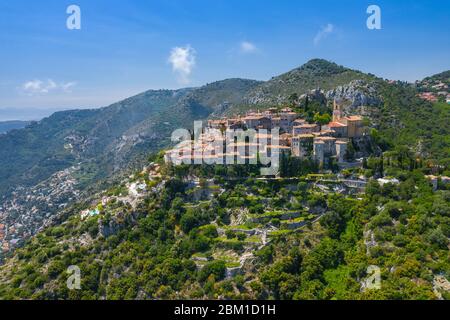 Vue aérienne du village médiéval d'Eze, sur le littoral méditerranéen, paysage et montagnes, Côte d'Azur. France. Banque D'Images