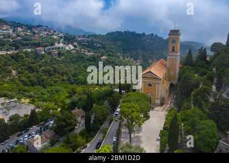 Vue aérienne du village médiéval d'Eze, sur le littoral méditerranéen, paysage et montagnes, Côte d'Azur. France. Banque D'Images