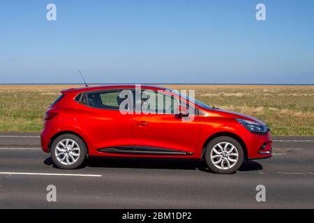 2017 rouge RENAULT CLIO HATCHBACK 0.9 TCE 90 dynamique Nav 5dr; véhicules mobiles de circulation routière, véhicule roulant sur les routes britanniques, moteurs, moto sur la route côtière Southport, Royaume-Uni Banque D'Images