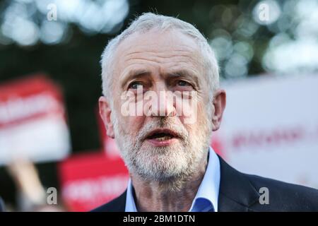 Le leader travailliste Jeremy Corbyn et Steve Rotherham, le maire de Liverpool nouvellement élu, lors d'un événement avec des membres travaillistes et les médias à Liverpo Banque D'Images