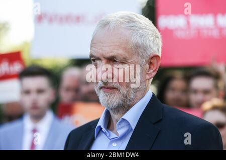 Le leader travailliste Jeremy Corbyn et Steve Rotherham, le maire de Liverpool nouvellement élu, lors d'un événement avec des membres travaillistes et les médias à Liverpo Banque D'Images